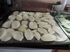 Homemade Dehydrated Potatoes - PREPAREDNESS ADVICE Dehydrated Meals In A Jar, Dehydrated Meals, Excalibur Dehydrator, Soup In A Jar, Dried Potatoes, Raw Potato, Shredded Potatoes