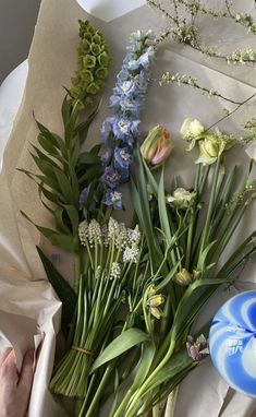 flowers are laid out on the table to be used as vases or arrangements for bouquets