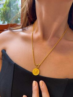 Altin Ceyrekli Halat Kolye -22K Solid Gold Coin Necklace 14 k necklace 50 cm length 22 k Coin  💛 Handcrafted 14K Gold Jewellery 🚚 Worldwide Shipping 🎁 Each of our packages is specially prepared for you as a gift package.   🌸Frequently Asked Questions about Time Travel When are our products shipped? Your packages are delivered within 24 hours after your payment is received. When will the package arrive? Delivery time varies from country to country. You can discover our gold necklace, gold bra Gold Coin, Gold Bra, K Necklace, Gold Earrings Models, Gold Coin Necklace, Gold Armband, Ancient Coins, Dope Jewelry, Antique Inspiration