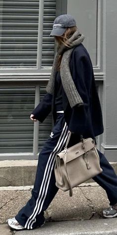 Adidas Track Pants Outfit, Track Pants Outfit, Looks Adidas, Walking Down The Street, Look Retro, Looks Party, Mode Casual, Adidas Outfit, Looks Street Style