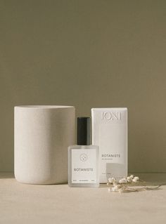 Fabrique 1840 > Bien-être et beauté Joni - L'eau de parfum collection Classique Joni  Cet article est offert en ligne seulement. Veuillez accorder environ 3 à 7 jours ouvrables avant l'expédition. Ces délais peuvent varier légèrement en cas de situations exceptionnelles comme les vacances et jours fériés.  Pour Annie-Claude Saint-Jean, le parfum peut rappeler des moments importants et créer des émotions, en plus d'offrir un sentiment rassurant et enveloppant. Ses fragrances, créées dans le respe Minimal Perfume Packaging, Parfum Collection, Box Packaging Design, Tonka Bean, Beauty Wellness, Floral Fragrance, Online Purchase, Packaging Design