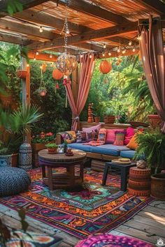 an outdoor living area with lots of plants and furniture