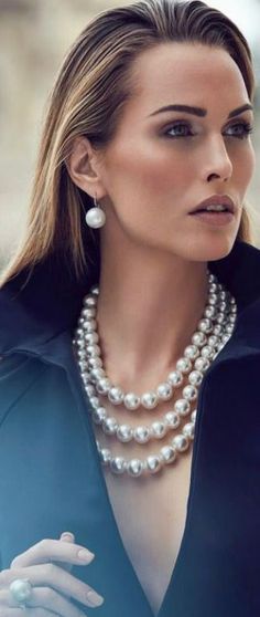 Lux Elegant Opulence : Photo How To Wear A Pearl Necklace, Pearl Necklace Outfit, Wearing Pearls, Robes Glamour, Necklace Outfit, Wear Pearls, Pearls Necklace, Traditional Outfits, Look Fashion