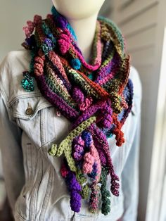 Yarn Projects Crochet, Wearable Art Fashion, Fall Scarf, Statement Scarf, Button Fashion, Knitting Basics, Fall Scarves, Freeform Crochet, Baroque Style