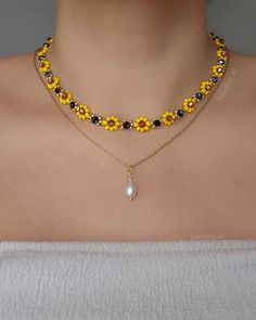 Sunflower Choker Necklace 🌻41cm + 4cm Adjustable Chain | Sunflower Necklace | Sunflower Beaded Flowers | Sunflower Flower Necklace | Sunflower | Sunflower Necklace - Material High quality glass beads Nylon thread Gold plated stainless steel 18k gold plated brass -Care instructions To keep this item for a long time we recommend: Avoid direct contact with perfumes, cream, soaps and other chemicals. Do not use it while sleeping, playing sports or showering/bathing. There are also other sizes and types of shipments. For any information contact me privately without problems 😊 Thank you ️🌸 Beaded Sunflower, Handcrafted Beaded Jewelry, Sunflower Jewelry, Sunflower Necklace, Textile Sculpture, Beaded Jewlery, Floral Necklace, Flower Necklace, Beaded Flowers