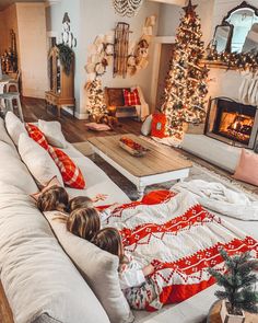 Cozy Couch, Rooms Ideas, Cosy Christmas, Christmas Decorations Living Room, Christmas Living Rooms, Christmas Bedroom, Christmas Room, Farmhouse Christmas Decor