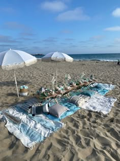 Picnic beach luxury Mama Mia Beach Party, Sweet Sixteen Beach Party Ideas, Mamma Mia Picnic, Mamma Mia Beach Party, Blue Beach Party, Bday Picnic, Beach Theme Birthday Party, Beach Picnic Party, Birthday At The Beach