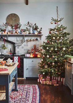 Homemade Christmas Aesthetic, Christmas Gremlins, British Living Room, Real Christmas Trees, Home Keeping, Kitchen 2024, Pretty Cottage, Real Christmas, Real Christmas Tree