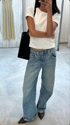 White Tee And Blue Jeans Outfit, Chic Oversized Outfit, White T Shirt And Jeans Outfit, Cool Pants Outfit, Autumn Wishlist, Danielle Haim, Look Legging, Skandinavian Fashion, Loose Clothing