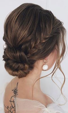 braided updo, textured bun hairstyle, wedding hairstyle , wedding updo, updo bridal hairstyle Bridemaids Hairstyles, Wedding Hair Up, Bridesmaid Hair Makeup, Updo Hairstyle, Updos For Medium Length Hair, Updo Hairstyles, Braided Hairstyles Updo, Penteado Cabelo Curto