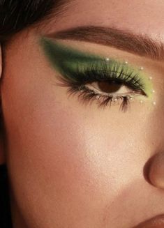 Dark Green And Black Makeup, Enchanted Forest Makeup Ideas Prom, Green Editorial Makeup, Untouchable Makeup, Guard Makeup, Bday Makeup, Prom 2k23, Beyoncé Concert, Halloween Eyeshadow