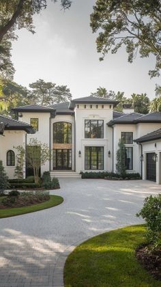 White House Modern Exterior, Mediterranean Homes Exterior Modern, Two Story Front Entry Exterior, Guess House Ideas, Luxury White House Exterior, Cute Modern House Exterior, Dream House Florida, Modern Mediterranean House Plans, Contemporary Architecture Interior