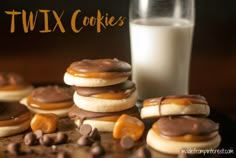 Twix Cookies Twix Recipe, Chocolate Raspberry Cheesecake, Twix Cookies, Buttery Cookies, Thanksgiving Food, Homemade Cookies, Favorite Cookies, Sweets Treats, Holiday Baking