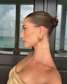 Lover Hailey Bieber Tattoo, Haley Bieber Hairstyles, Hailey Bieber Neck Tattoo, Hayley Bieber Tattoo, Hayley Bieber, Side Neck Tattoo, Neck Tattoos Women, Sleek Updo, Hailey Rhode Baldwin