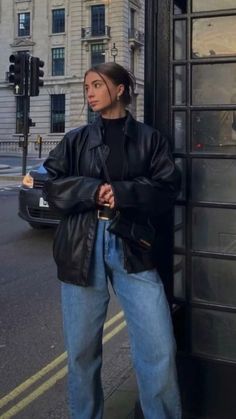 Cold Outfits Leather Jacket, Fall Outfits Black Leather Jacket, Fall Outfits 2023 Leather Jacket, Tomboy Leather Jacket Outfit, Leather Jacket With Sweatshirt, Summer Outfits With Leather Jacket, Leather Jacket Outfit Europe, Medium Length Leather Jacket Outfit, Leader Jacket Outfit Women