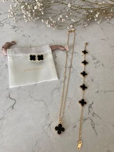 Clover Bracelets, Van Cleef And Arpels Jewelry, Clover Jewelry, Pretty Jewelry Necklaces, Clover Bracelet, Expensive Jewelry Luxury, Bracelet And Necklace, Luxe Jewelry, Gold Champagne