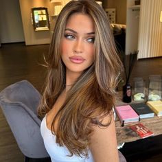 Instagram Chrissy Rasmussen Hair, Balayage Hair Layers, Hair Color Ideas For Straight Hair, Bronde Long Hair, Light Hair Dark Eyebrows, 2000s Hair Color, Warm Highlights For Brown Hair, Honey Caramel Hair, Hair Dye Ideas For Brunettes