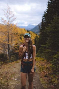 Outdoorsy Girl Capsule Wardrobe — Andrea Ference Womens Hiking Outfits, Walking Outfit Outdoor, Outfit Trekking, Hiking Outfits Summer, Trail Outfits