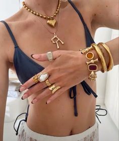 Chunky Necklaces Outfit, Chunky Gold Jewelry Aesthetic, Chunky Jewelry Aesthetic, Jewelry Composition, Modern Maximalism, Top Jewelry Trends, Summer Outfit Beach, Chunky Gold Jewelry, Golden Jewellery