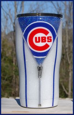 the chicago cubs logo is painted on an aluminum cup with zippers and glitter inside