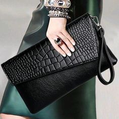 Texture Cuir, Handbag Patterns, Black Leather Purse, Envelope Bag, Ladies Clutch, Leather Clutch Bags, Shoulder Messenger Bag, Wallet Fashion, Black Handbags