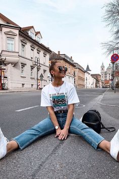 90s outfit ideas: Baggy Tee   | Image  anunanna  |Looking for some 90s outfit ideas? We have some modern 90s fashion outfits. Our alternative fashion from the 90s is a mixture of 90s punk fashion, 90s grunge fashion, and some hip-hop. The 90s vibe for su 90s Punk Fashion, Summer Vintage Outfits, 90s Retro Fashion, The 90s Fashion, Poses Women, 90s Vibes