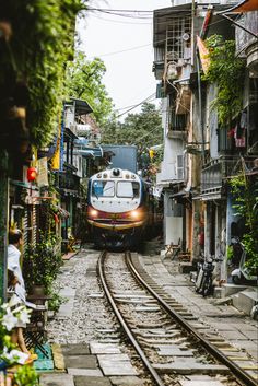 a train is coming down the tracks in an alley