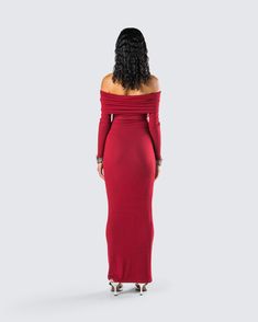 They will all be hot for you in this burgundy maxi dress 😜 With an off-shoulder design and folded overlay - this piece, made from stretch jersey fabric, is the epitome of chic allure ❤️ Off Shoulder Dress Red, Burgundy Wedding Dress Guest, Burgundy Dress Midi, Valentines Day Outfits Winter, Extra Fits, Long Off Shoulder Dress, Valentine Dress Ideas, Shoulderless Dress, Burgundy Wedding Dress