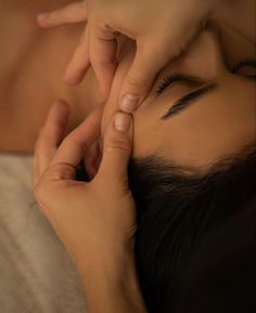 Facial Massage Aesthetic, Face Massage Aesthetic, Massage Aesthetic Photography, Massage Photoshoot Ideas, Ayurveda Aesthetic, Facial Photography, Aesthetic Massage, Massage Images, Massage Dos