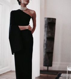 Black Dress With Pearls, Sukienki Maksi, Dress Like A Parisian, Long Black Dress, Parisian Chic, Fashion Mode, Mode Inspiration