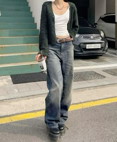 Grunge Fall Outfits 90s, Casual Warm Fall Outfits, Waistcoat Outfit Aesthetic, Fall Grunge Outfits 90s, Women's Grunge Fashion, How To Layer Outfits, Realistic Outfits, Walking Down The Street, Downtown Outfits