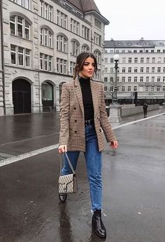 Moda Outono Inverno 2022 ⋙ Tendências de Looks e Dicas de Cores Spring Outfit Women, Outfit Casual Chic, Fashion Edgy, Outfit Chic, Cold Outfits, Coat Outfit, Blazer Outfit, Checked Blazer, Winter Outfits For Work