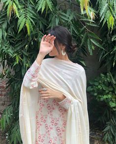 Desi Aesthetic Poses In Kurti, Eid Photoshoot Ideas, Poses Selfie, Desi Aesthetic, Salwar Kamiz, Traditional Indian Outfits