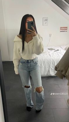 Cute Semi Casual Outfits, White Washed Jeans Outfit, Womans Wardrobe Basics, Outfits For Winter Casual, What To Wear To Steakhouse Dinner, Girly Jean Outfits, Casual House Party Outfit Fall, Girls Style Outfits, Casual Girly Outfits Jeans