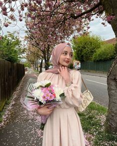 Aesthetic Hijabi Outfits Dress, Hijabi Poses For Instagram, Pretty Hijabi Girl, Hijabi Spring Outfits, Hijabi Instagram Photos, Hijabi Outfits Aesthetic, Modest Poses, Hijabi Photoshoot, Hijabi Poses