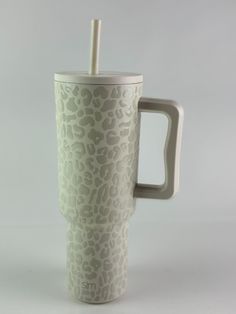 Simple Modern Cream Leopard 40 oz Trek Tumbler With Handle Cupholder Friendly! Item is new and unused, but does not come with box Vacuum Flask, Tumbler With Handle, Kitchen Storage Organization, Kitchen Bar, Cup Holder, Tumbler, Im Not Perfect, Bar, Cream