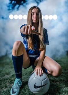 Rugby Senior Pictures, Flag Football Senior Pictures, Soccer Photo Poses, Soccer Portrait Photography, Soccer Banner Poses, Sport Poses Photography, Soccer Picture Ideas, Gameday Poses, Soccer Poses For Pictures