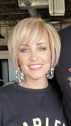 Trendy Short Hair Styles For Over 50, Middle Part Hairstyles Short Hair, Fine Flat Hair Haircuts Short, Short Bob With Bangs, Short Stacked Hair, Hair Cut Ideas, Angled Bob Hairstyles, Stacked Hair, Chin Length Hair