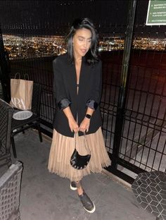 Tutu En Tulle, Pleated Skirt Outfit, Looks Pinterest, Outfits Modest, Skirt And Sneakers, Church Outfits, Summer Black, Blazer Fashion, Mode Fashion