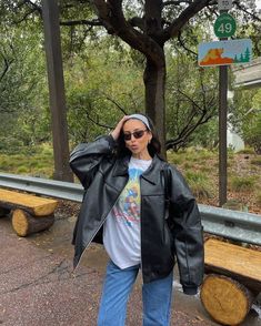 Leather Jacket Disney Outfit, Winter Outfits Disneyland, 90s Disney Outfits, Cool Disney Outfits, Disneyworld Outfit Winter, Vintage Disney Outfits, Cold Disney Outfits, Disneyland Outfits Winter, Trendy Disney Outfits