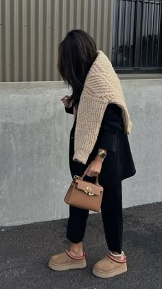 Vinter Mode Outfits, Slippers Outfit, Rok Outfit, Mode Zara, Uggs Outfit, Outfit Trends, Mode Inspo, Autumn Outfit, Outfit Inspo Fall