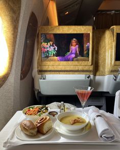 isabelsraad Dubai Trip Aesthetic, Arab Lifestyle Aesthetic, Dubai Aesthetic Lifestyle, Dubai Estetic, Dubai Yatch Aesthetic, Long Haul Flight Tips, First Class Airline, Business Class Flight, Plane Food