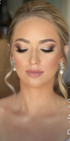 Ein atemberaubendes Augen-Make-up kann Ihrem Gesicht eine besondere Ausstrahlung verleihenAber mit so vielen verschiedenen Techniken und Produkten kann es schwierig seindas perfekte Augen-Make-up... Wedding Makeup For Blue Eyes, Bridal Makeup Natural, Wedding Day Makeup