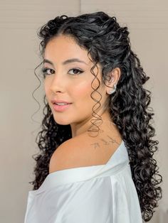 Proposta linda para as noivas que querem casar de cabelos soltos e #cachos Curly Hair Hairstyles For Wedding, Half Up Curly Hair, Natural Bridal Hair, Curly Bridal Hair, Quick Curly Hairstyles, Hair Styels, Wedding Hairstyles For Medium Hair, Highlights Curly Hair, Curly Wedding Hair