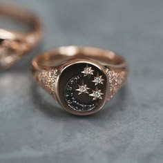 14kt gold black diamond moon and white diamond stars vintage signet ring * features scattered diamonds on the sides of the band Luna Skye, Moon Vintage, Star And Moon, Body Chains, Diamond Star, Shiny Things, Pretty Jewellery, Ring Vintage, All That Glitters