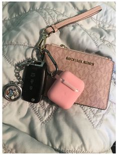 Girly Car Accessories Keys, Car Keychain Aesthetic, Car Keys Keychain Ideas, Bracelet Michael Kors, Wallet Keychain, New Car Accessories