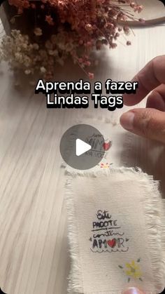 someone is holding up a piece of fabric with the words apprenda a fazer lindaas tags on it