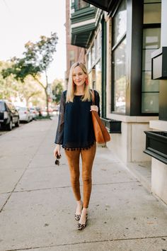 Suede Leggings Outfit, Brown Suede Leggings, Brown Leggings Outfit, Chic Office Outfit, Kelly In The City, High Waist Sports Leggings, Suede Leggings, Suede Pants, Color Block Leggings