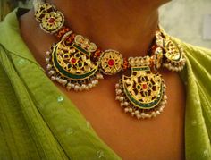 Rajasthani Jewellery Traditional, Rajasthani Jewellery Royal, Rajasthani Gold Jewellery, Necklace Outfit Ideas, Rajasthani Jewellery, Hasli Necklace, Jewellery Traditional, Indian Jewelry Earrings, Necklace Outfit