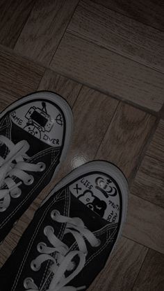 Writing In Converse, Converse Drawn On, Drawn On Converse Grunge, Converse Designs Diy, Doodles On Converse, Doodles On Shoes, Converse Aesthetic Grunge, Drawn On Converse, Drawn On Shoes